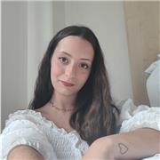Studentessa del quinto anno di un liceo scientifico impartisce lezioni private di matematica, inglese e fisica a ragazzi di medie e biennio di scuola superiore, e aiuto compiti ai ragazzi di medie ed elementari